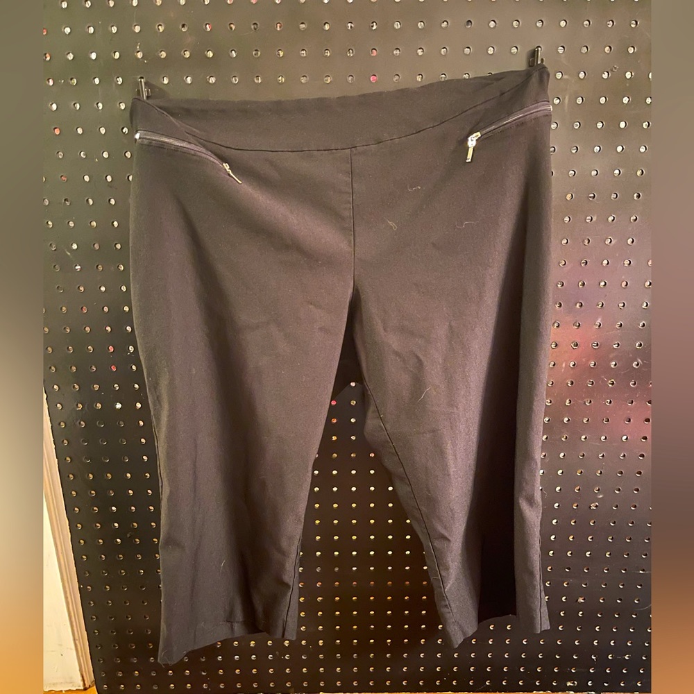 Black cropped pants